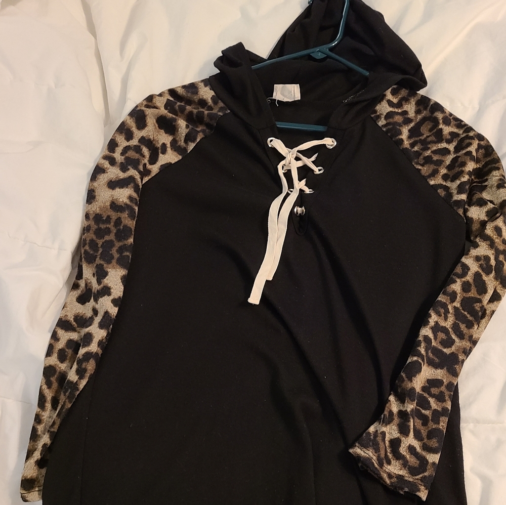 Bibi Lace up black leopard hooded top M